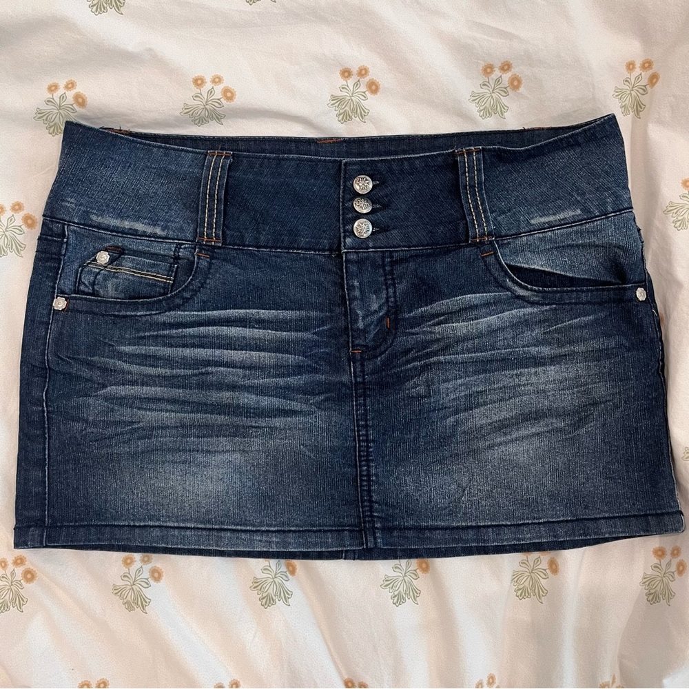 vintage denim l.e.i. mini skirt with floral detail 🌸